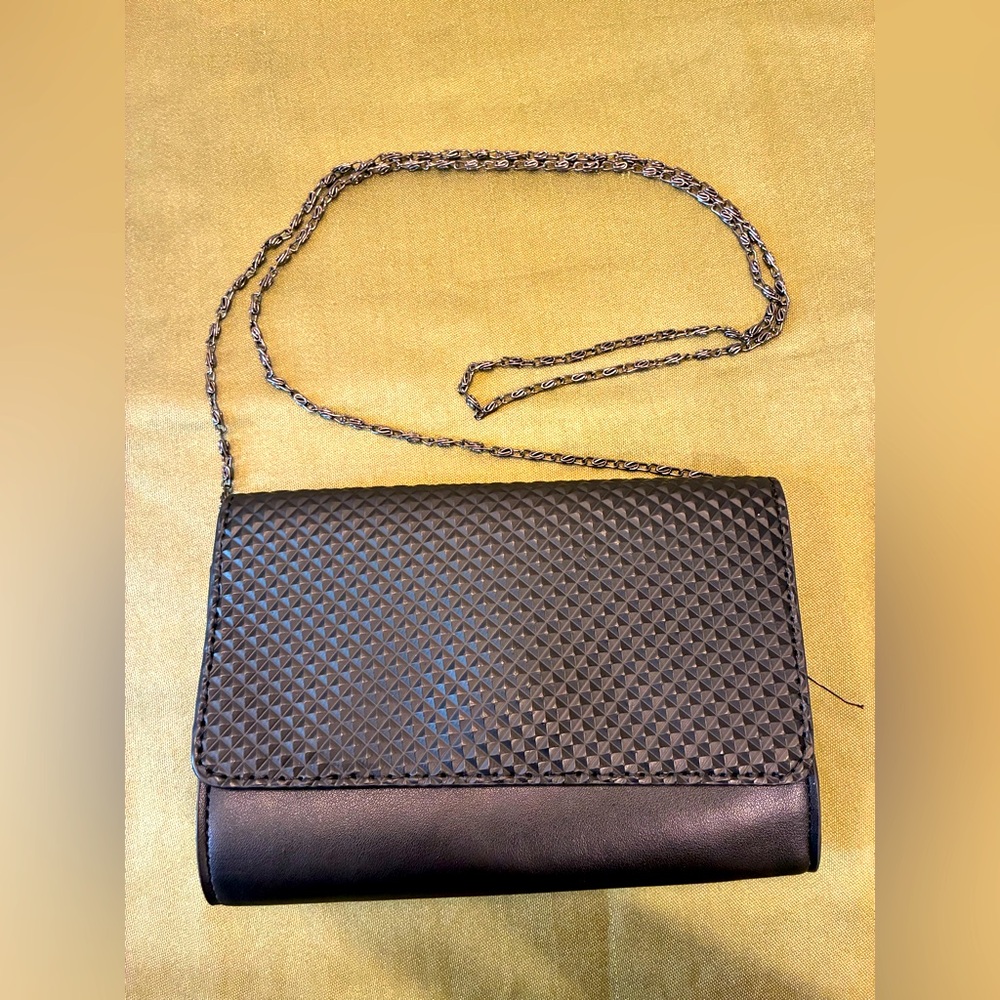 Vintage Neiman Marcus evening bag with detachable chain strap. 7” x 5”